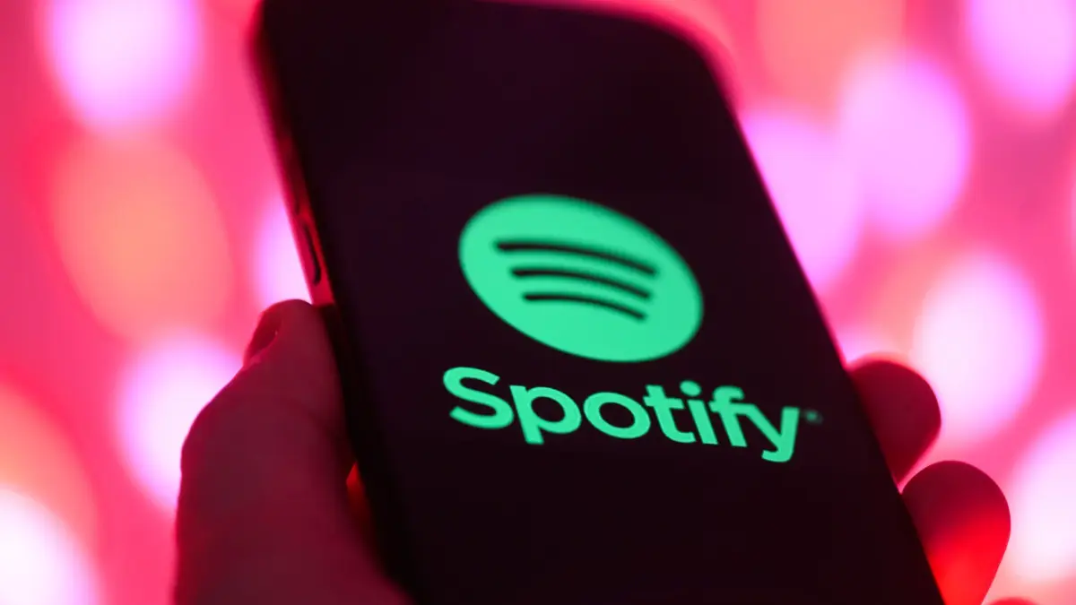 Illustration Spotify: PRODUKTION - 02.12.2025, Sachsen, Dresden: ILLUSTRATION - Das Logo des Musik-Streaminganbieters Spotify ist auf einem Smartphone zu sehen. (zu dpa: «Spotify schränkt KI-Musik in Empfehlungen deutlich ein») Foto: Robert Michael/dpa +++ dpa-Bildfunk +++