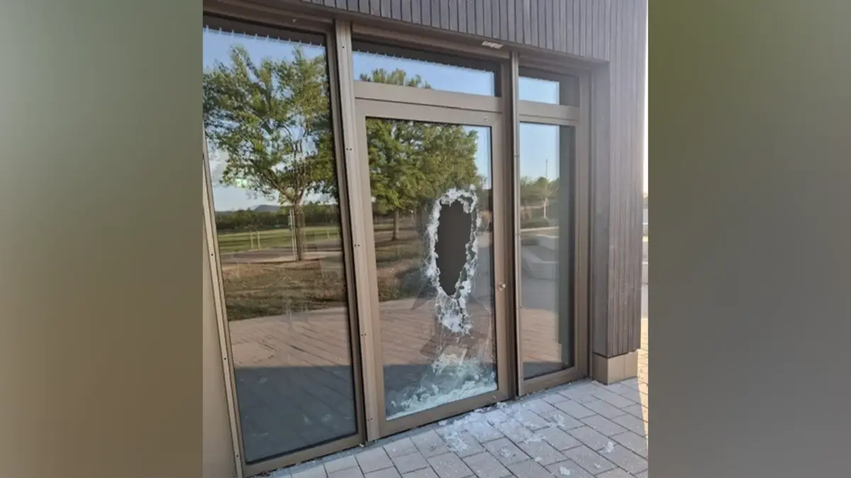 Ein riesiges Loch wurde in die Glastür am Gomaringer Jugendhaus geschlagen. Für entscheidende Hinweise auf die Täterinnen oder Täter lobt die Gemeinde 1000 Euro aus.