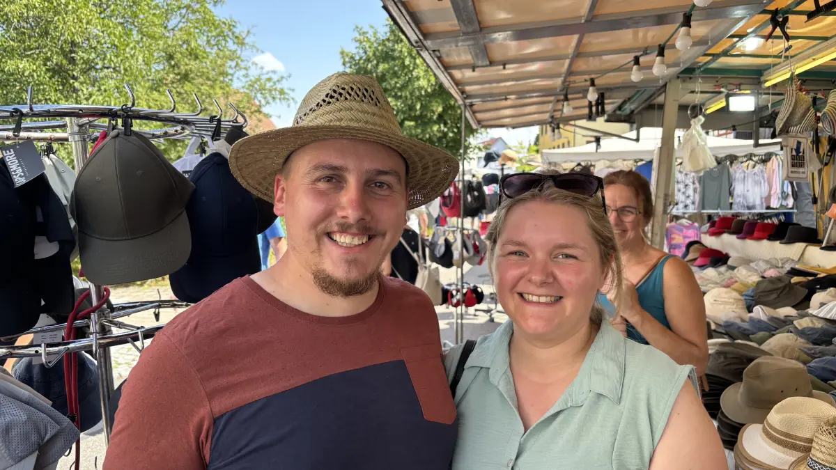 Endlich einen passenden Strohhut gefunden: Jakob Schmierer und Ronja Wieland aus Lachweiler sind glücklich.