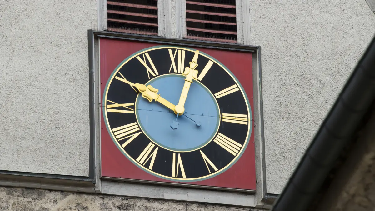 Geislingen, Stadtkirche, Turmuhr auf der Nordostseite steht still