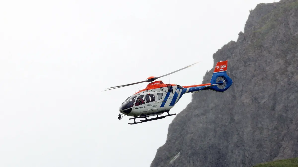 Bergrettung Vorarlberg. Rettungshubschrauber Gallus 1 der Bergrettung Kennung: OE-XHM startet unterhalb des Gipfels der Kanzelwand. Bergrettung in Vorarlberg am 13.07.2025 im Kleinwalsertal/Oesterreich Österreich. *** Mountain rescue Vorarlberg rescue helicopter Gallus 1 of the mountain rescue identification OE XHM starts below the summit of the Kanzelwand mountain rescue in Vorarlberg on 13 07 2025 in Kleinwalsertal Oesterreich Austria