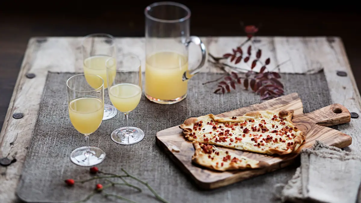 Federweißer: HANDOUT - 12.02.2015, ---: Besonders beliebt: ein Flamm- oder Zwiebelkuchen zum Federweißen. (zu dpa: «Weinlese hat begonnen – Früher Start in Federweißer-Saison») Foto: DWI/dpa-tmn - ACHTUNG: Nur zur redaktionellen Verwendung im Zusammenhang mit dem genannten Text und nur bei vollständiger Nennung des vorstehenden Credits +++ dpa-Bildfunk +++