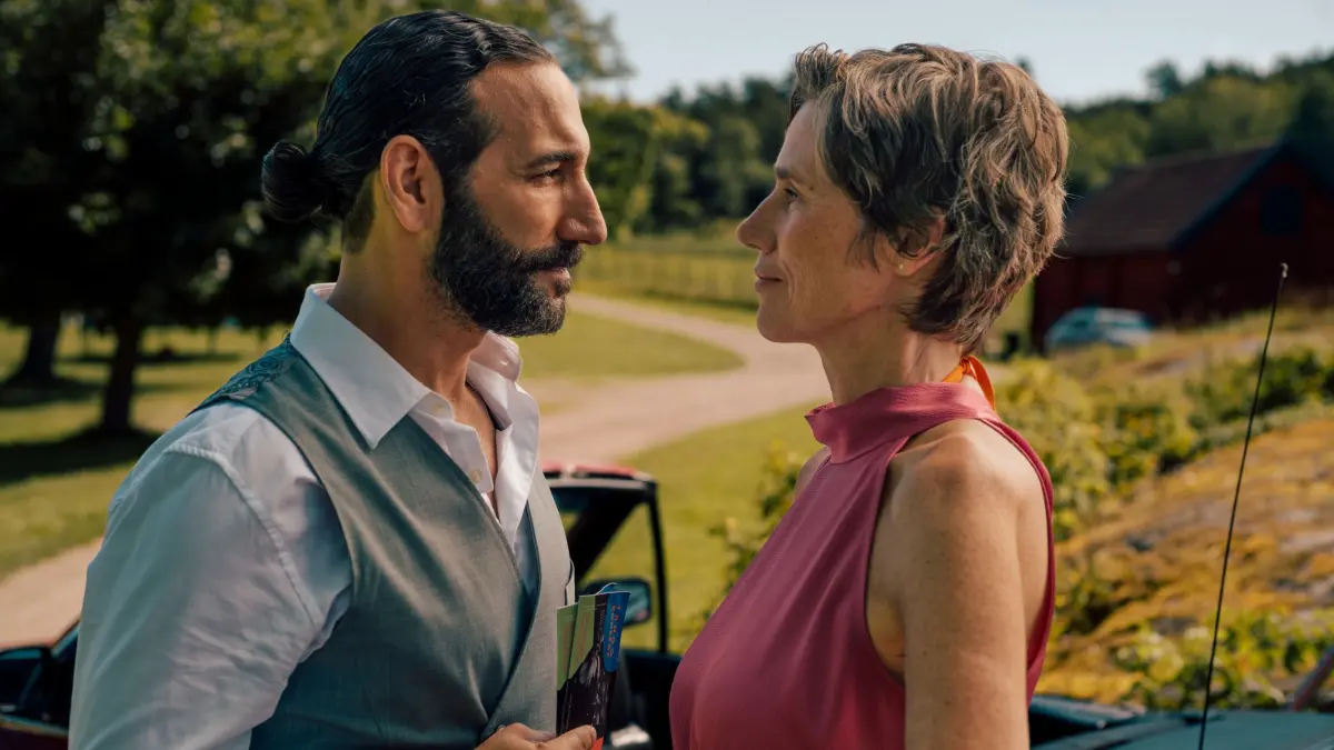 Frederika (Julia Bremermann) entdeckt, dass in dem Städtchen eine neue Tanzschule aufgemacht hat. Sie wird von Kian (Massimo Sinato) geleitet, der sofort beginnt, ihr den Hof zu machen.