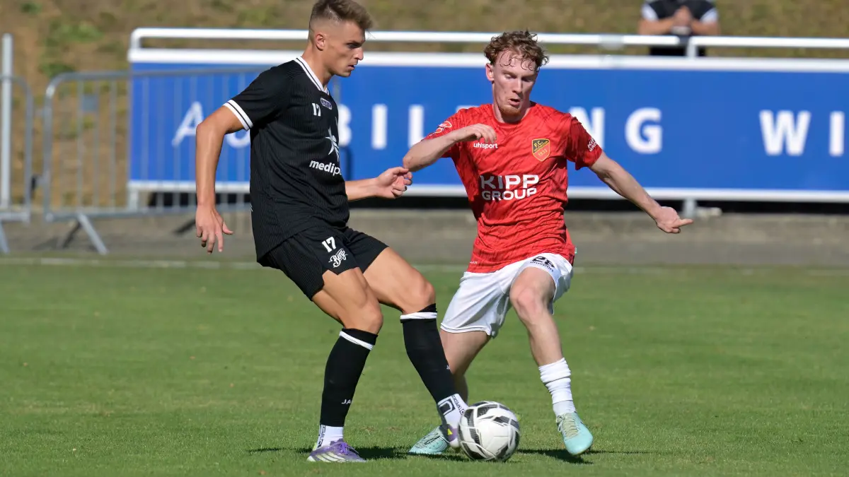 Colin Haug (rechts) und der FC Holzhausen kämpfen gegen Reutlingen um den Einzug ins Achtelfinale des WFV-Pokals.