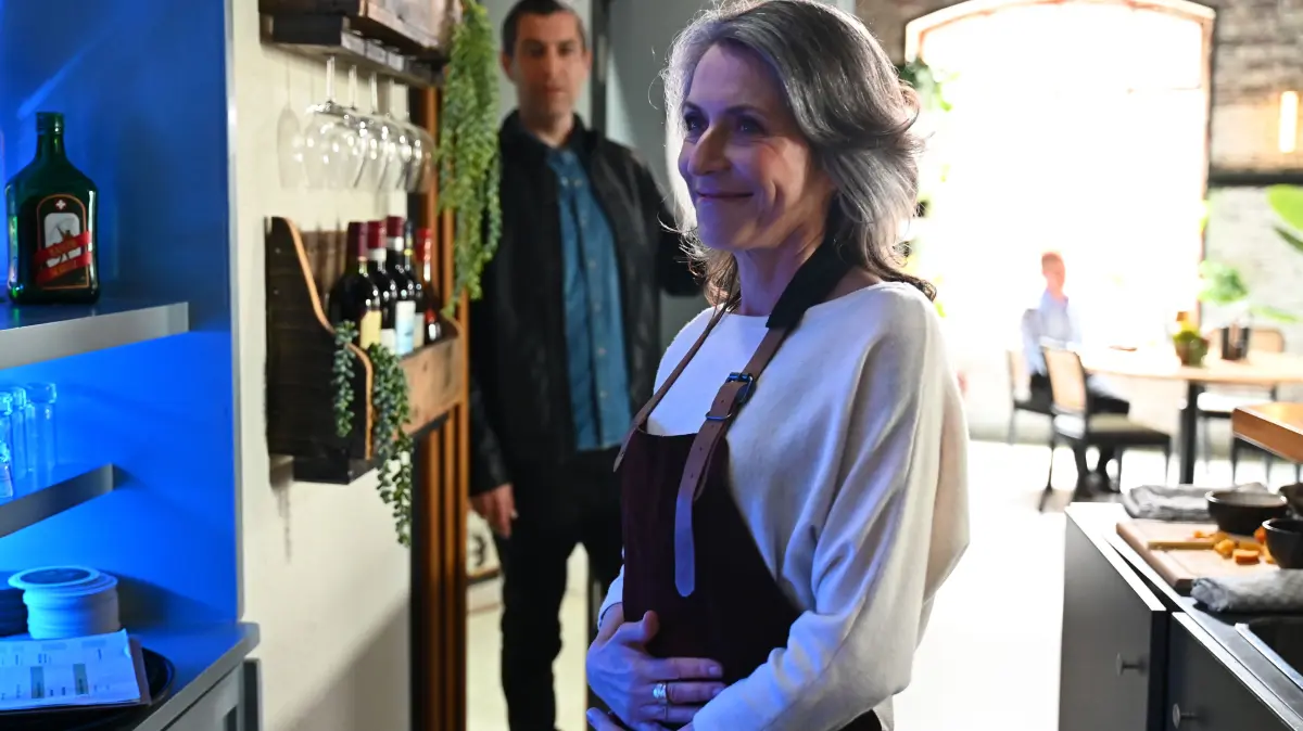 Henning (Stefan Bockelmann) und Daniela (Berrit Arnold) erwarten bei AWZ derzeit Nachwuchs. Im Hintergrund Dragan (Florian Thunemann).
