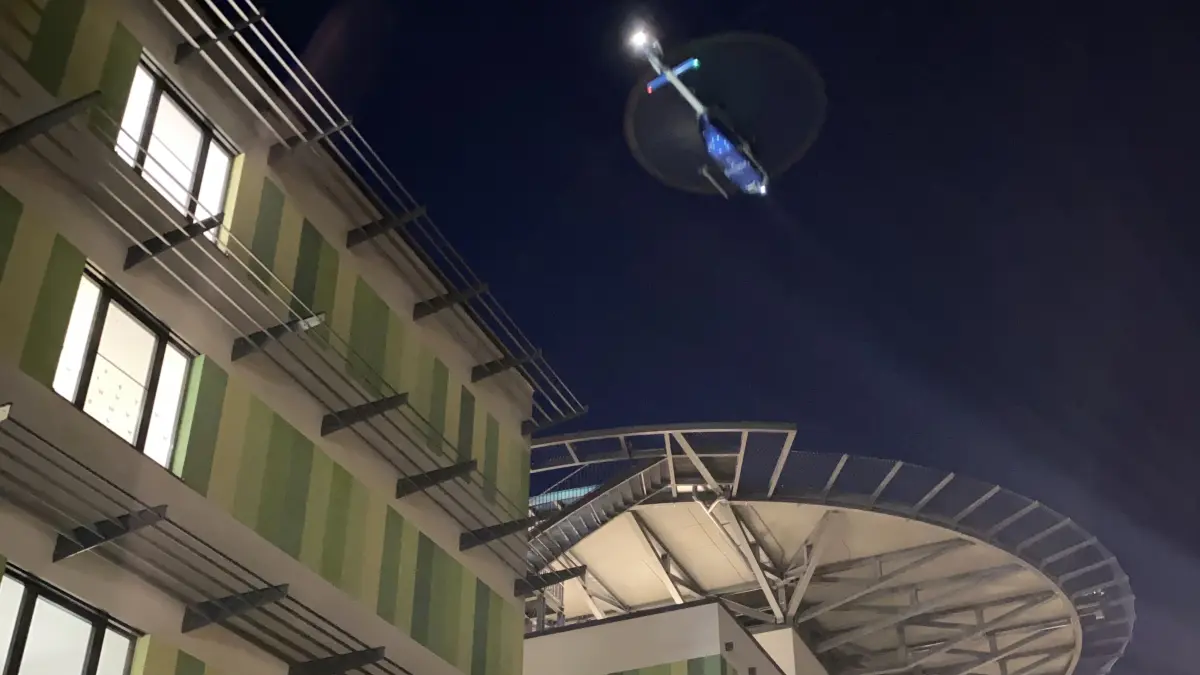 Der Hubschrauber fliegt den neuen Landeplatz auf dem Dach des Klinikums Crailsheim an. Die Testflüge gehören zum Abnahme-Prozedere.