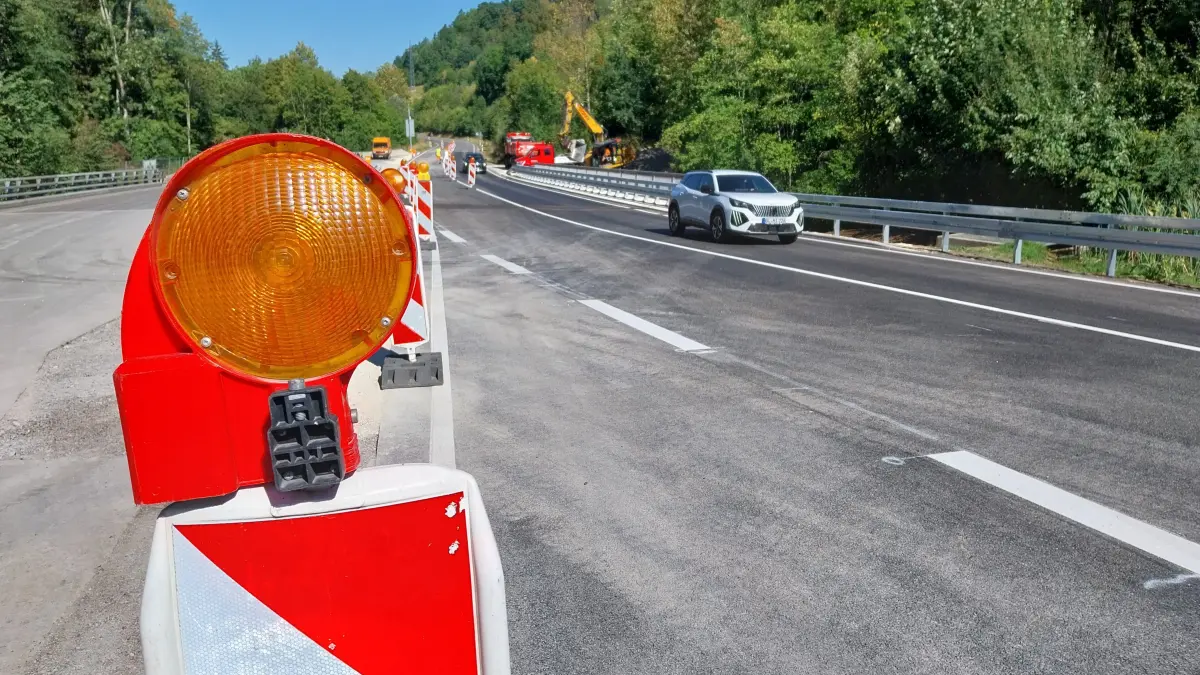Die Brücke über die Eyach westlich von Laufen im Verlauf der B463 ist fertig. Noch läuft der Verkehr lediglich einspurig in Richtung Sigmaringen.