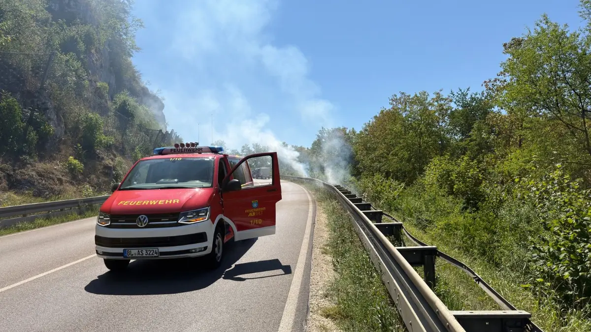 Ein Flächenbrand hat am Donnerstagmittag die Feuerwehr an der B463 zwischen Straßberg und Winterlingen gefordert.