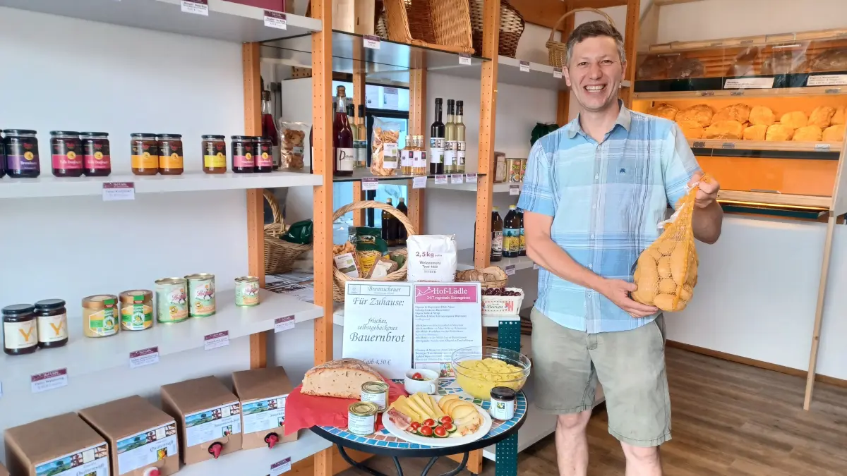 Frisch vom Bauern und von der Obstwiese: Manuel Straßer in seinem Hofladen neben der Brennscheuer, der künftig rund um die Uhr geöffnet ist.