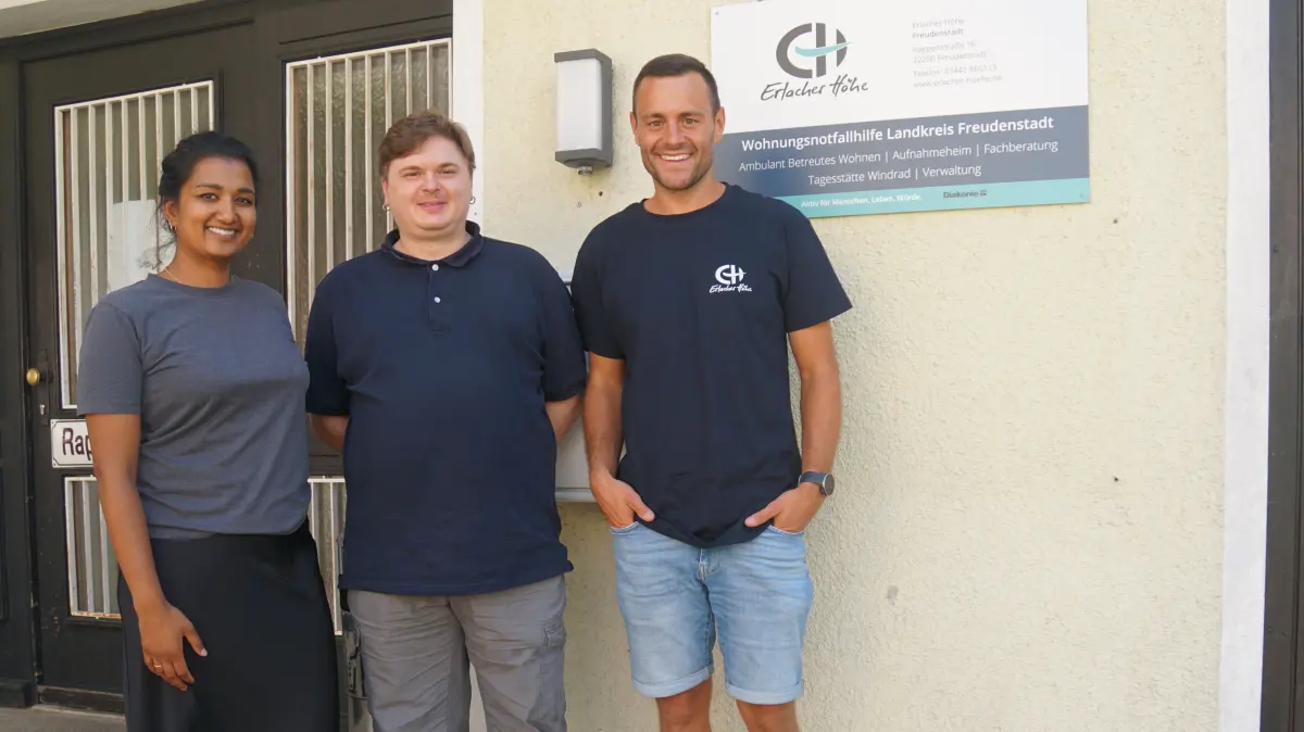 Von links: Sucithra Dey (Sozialdienst der Erlacher Höhe), Dominic S. und Manuel Trick (Teamleiter Wohnungsnotfallhilfe von der Erlacher Höhe).