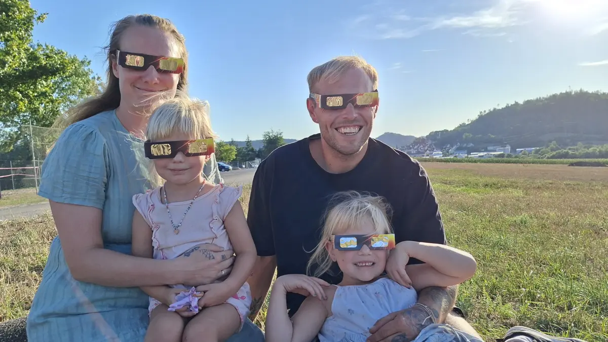 Sonnenfinsternis - Menschen am Kieselberg