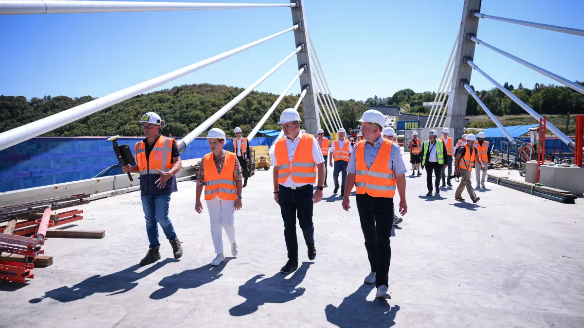 Neckartalbruecke der Bundesstrasse 32 ueber das Neckartal bei Horb: Horb (Kreis Freudenstadt) 13.08.2026
Baden-Wuerttembergs Verkehrsministerin Nicole Razavi (CDU) besucht die Baustelle der Neckartalbruecke der Bundesstrasse 32 ueber das Neckartal bei Horb. Uebersicht;
Projektleiter Joerg Pfeifle (Regierungspraesidium Karlsruhe), Verkehrsministerin Nicole Razavi (CDU) Andreas Junt (Landrat Kreis Freudenstadt) und Michael Kessler (v.li, Oberbuergermeister Stadt Horb)
FOTO: Pressefoto ULMER / Markus Ulmer
xxNOxMODELxRELEASExx