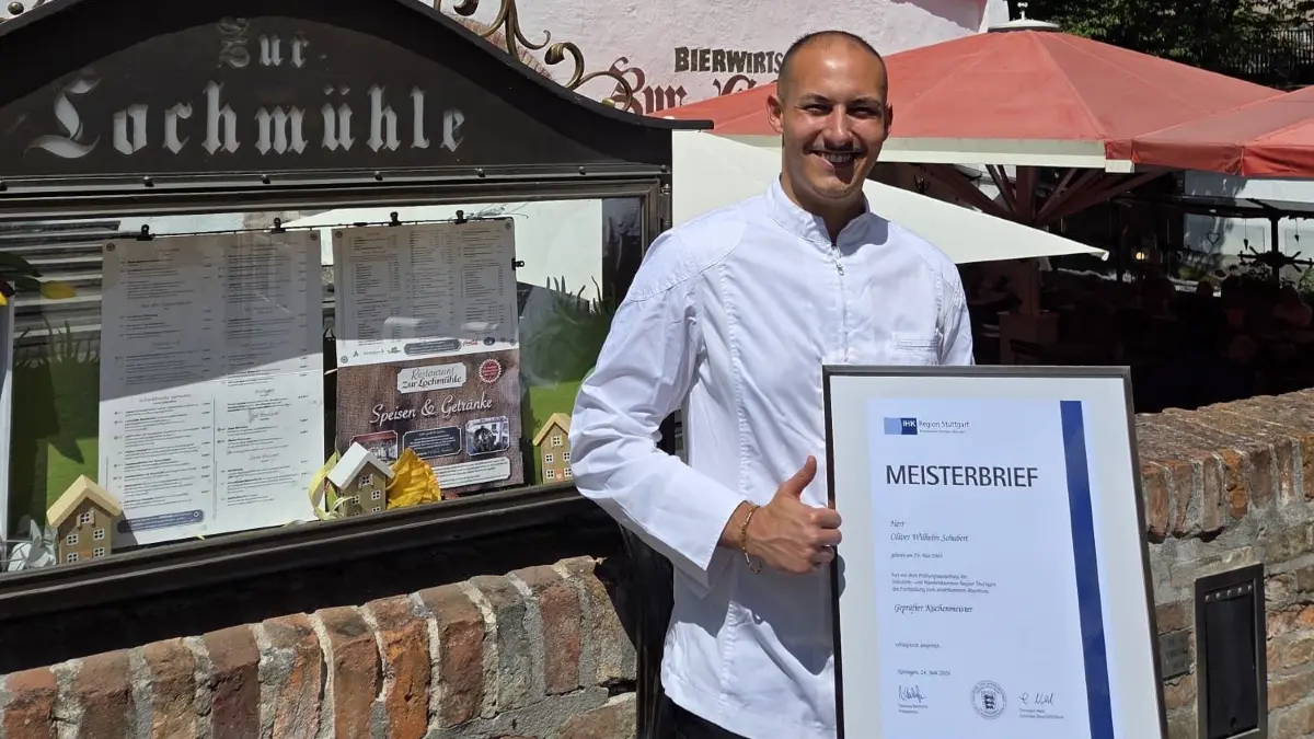 Hält seine Meisterurkunde fest in der Hand: Oliver Schubert, Küchenchef der Lochmühle.