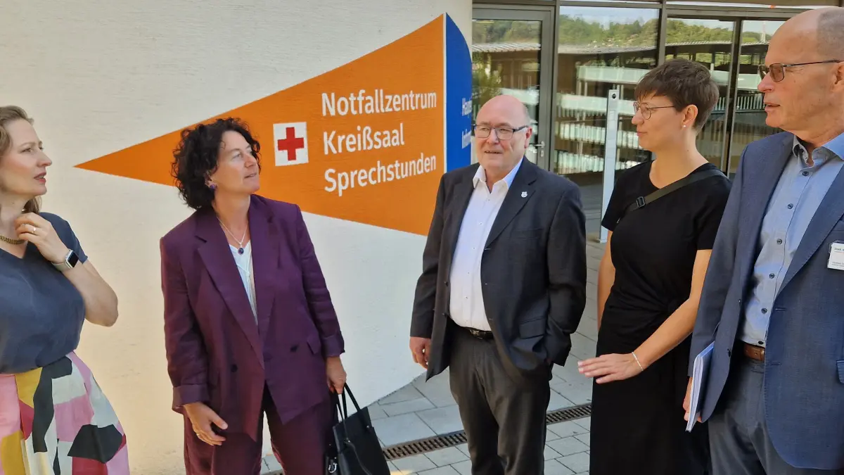 Im Gespräch vor Ort am Diak in Hall (von links): Layla Distler und Petra Krebs (Landesministerium für Soziales, Arbeit und Gesundheit), Geschäftsführer Werner Schmidt, Landtagsabgeordnete Lea Geldner und klinischer Direktor Thomas Grumann.