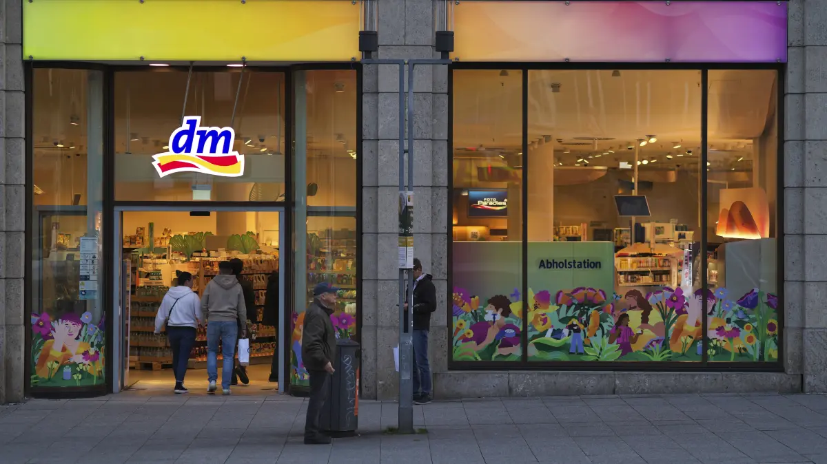 Dm Markt, Drogeriemarkt, Logo, Stuttgart, Baden-Württemberg, Deutschland DM Markt, Drugstore, Logo, Stuttgart, Baden-Württemberg, Germany Copyright: imageBROKER/MichaelxWeber iblimw17117631.jpg Bitte beachten Sie die gesetzlichen Bestimmungen des deutschen Urheberrechtes hinsichtlich der Namensnennung des Fotografen im direkten Umfeld der Veröffentlichung