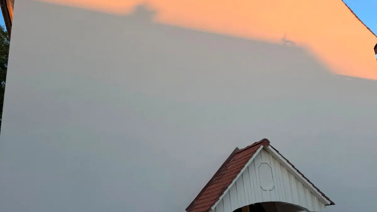 Nicht in zwei Farben gestrichen, sondern in ein besonderes Licht tauchte die Sonnenfinsternis die Giebelseite der Wendelinskapelle in Trillfingen.