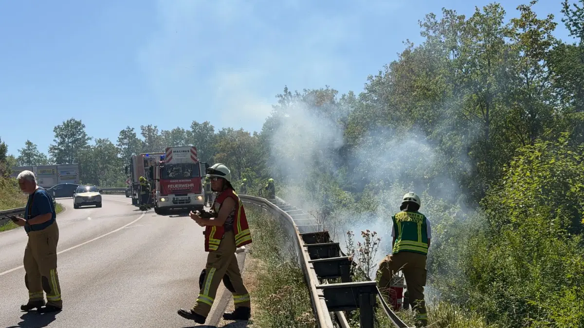 Ein Flächenbrand hat am Donnerstagmittag die Feuerwehr an der B463 zwischen Straßberg und Winterlingen gefordert.