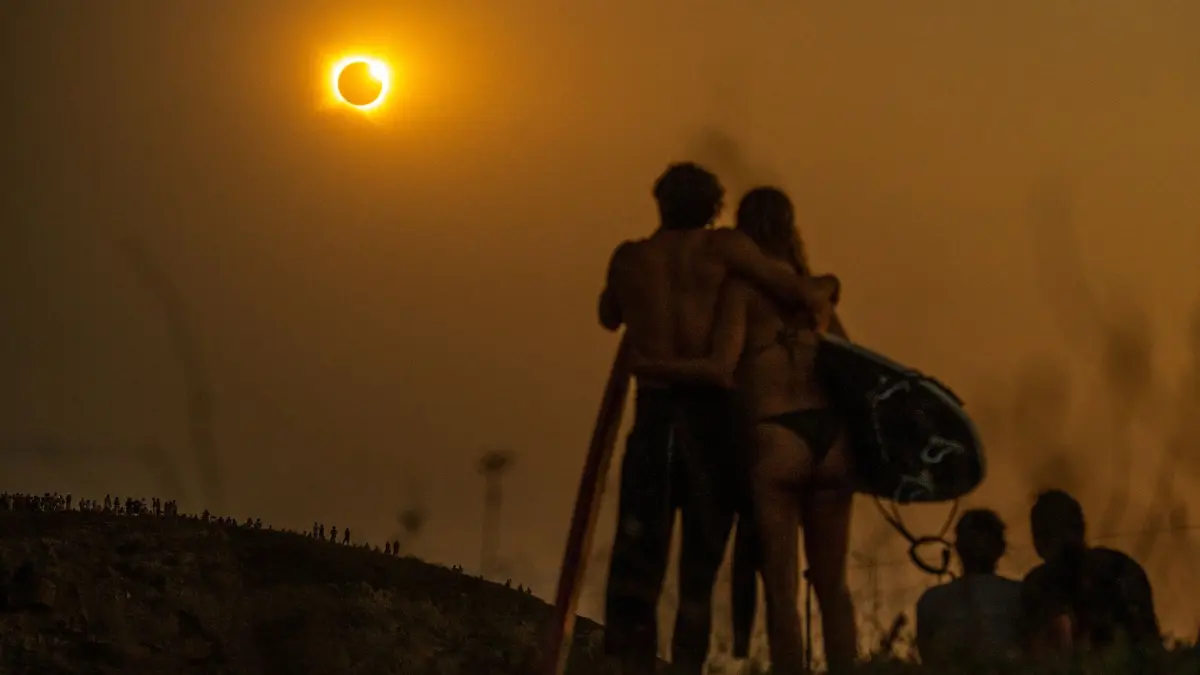 Surfer beobachten die totale Sonnenfinsternis in Spanien: Am 2. August 2027 ist die nächste totale Sonnenfinsternis - unter anderem in beliebten Urlaubsländern wie Spanien, Marokko, Tunesien und Ägypten. (zu dpa: «Sonnenfinsternis verpasst? Zeit für die Urlaubsplanung 2027!») Foto: Michael Kappeler/dpa/dpa-tmn - Honorarfrei nur für Bezieher des dpa-Themendienstes +++ dpa-Themendienst +++