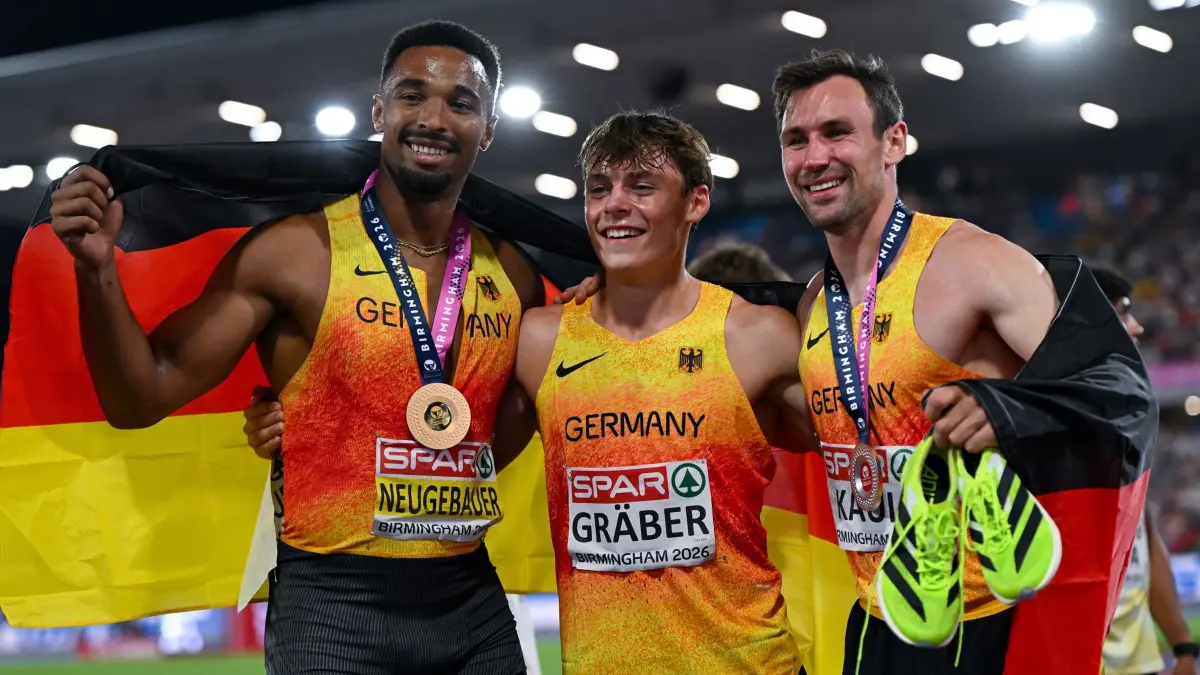 Leichtathletik: Europameisterschaft: 13.08.2026, Großbritannien, Birmingham: Leichtathletik: Europameisterschaft, Männer, Zehnkampf, 1500m, Leo Neugebauer (l-r, Deutschland, Gold), Amadeus Gräber (Deutschland) und Niklas Kaul (Deutschland, Silber) stehen nach dem Wettkampf zusammen. Foto: Sven Hoppe/dpa +++ dpa-Bildfunk +++