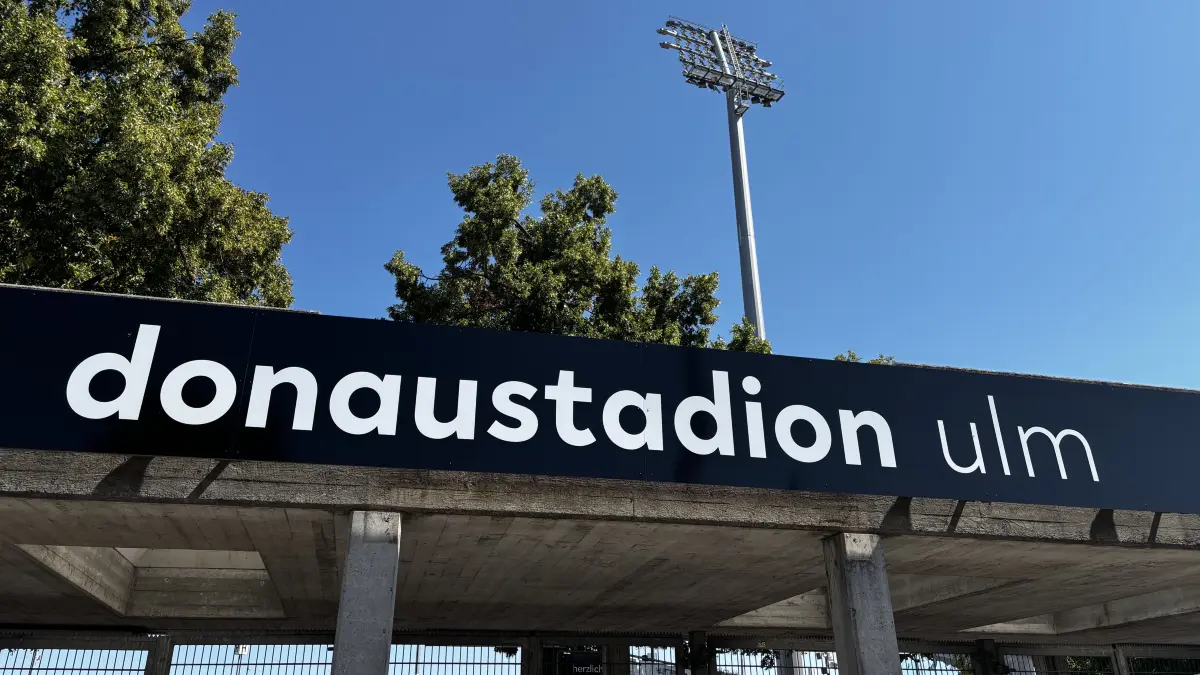 Neues Schild am Donaustadion