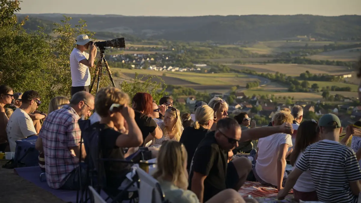 Party- und Festivalstimmung auf dem Einkorn: die partielle Sonnenfinsternis lockt viele Menschen auf den Haller Hausberg.