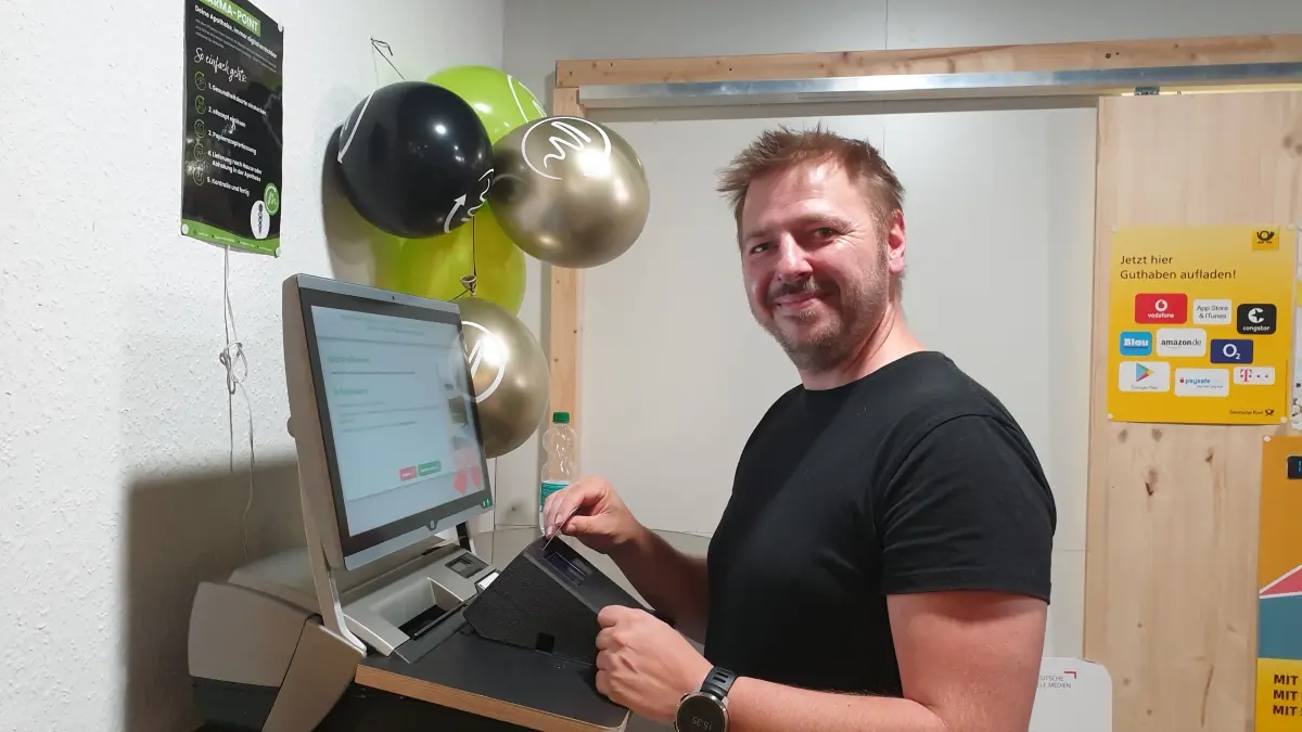 Andreas Bader am neuen Pharma Point in Gruibingen