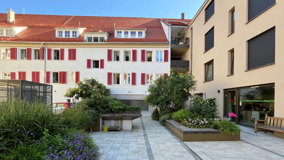 Innenhof von I-Dipfele, Burgsteige (hinten), und Benevit Tagespflege Königstraße (rechts) in Rottenburg