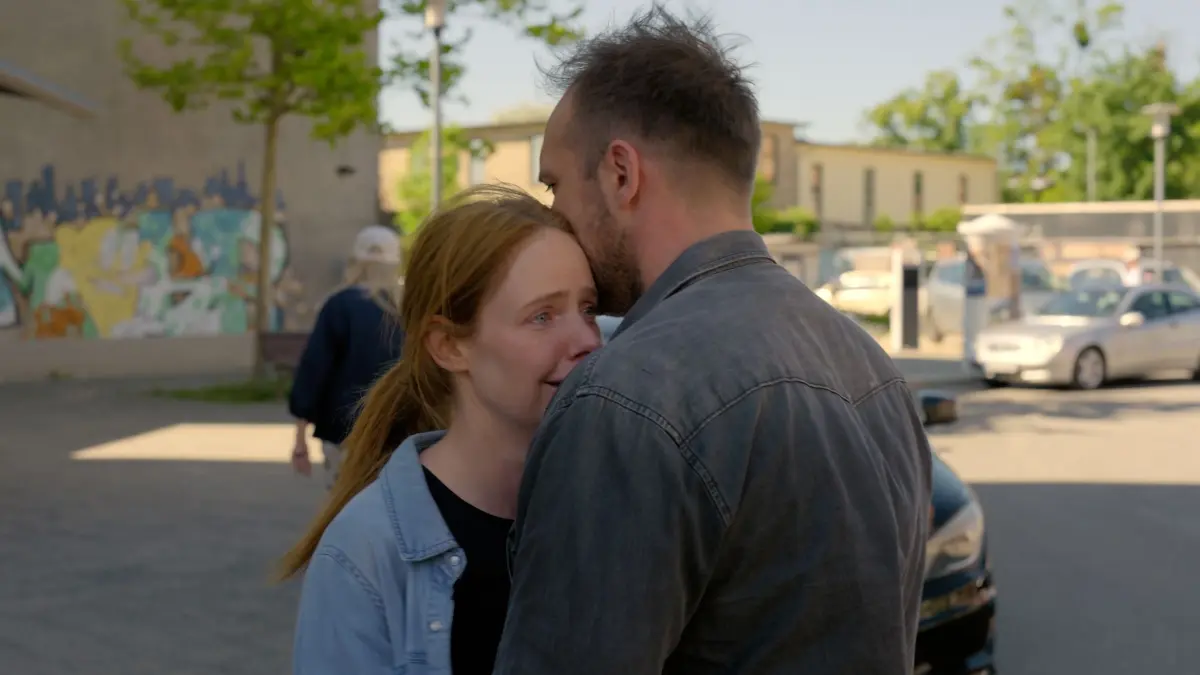 Toni (Olivia Marei) findet Halt in Eriks (Patrick Heinrich) Armen.