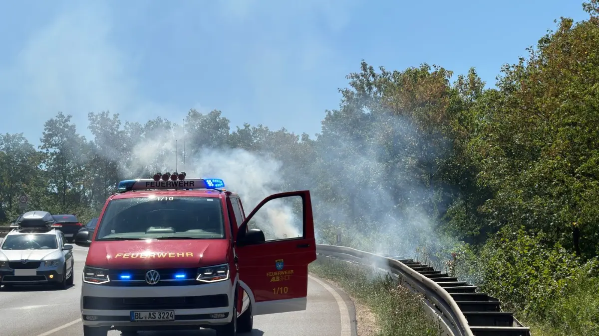 Ein Flächenbrand hat am Donnerstagmittag die Feuerwehr an der B463 zwischen Straßberg und Winterlingen gefordert.