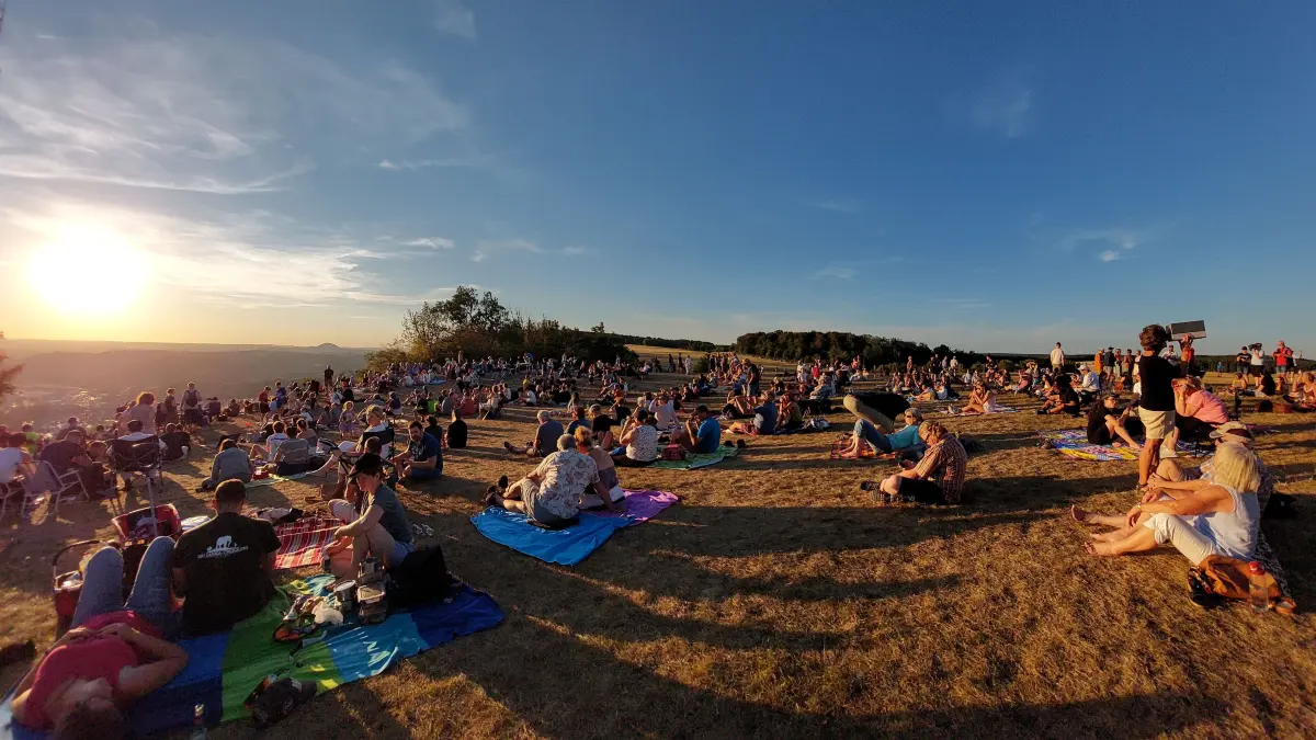 Auf dem Messelberg verfolgten zirka 150 bis 200 Menschen die Sonnenfinsternis.