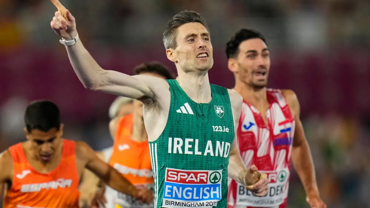 Leichtathletik: Europameisterschaft: 13.08.2026, Großbritannien, Birmingham: Leichtathletik: Europameisterschaft, 800 m, Männer, Finale, Mark English aus Irland jubelt nach seinem Goldmedaillengewinn. Foto: Petr David Josek/AP/dpa +++ dpa-Bildfunk +++