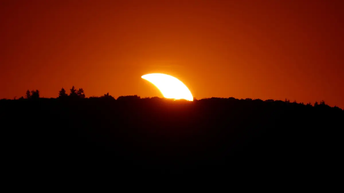 Bei Türkheim ging die Sonne noch bedeckt vom Mond unter.