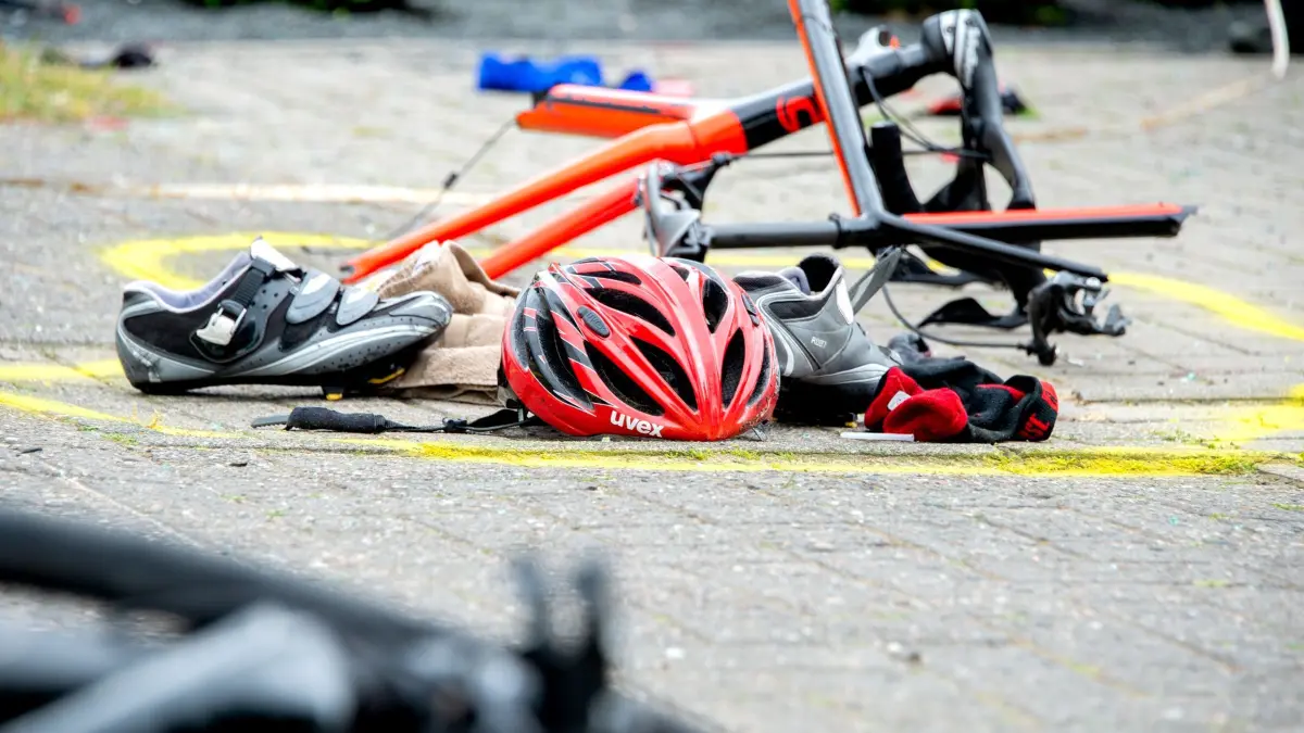 Auto fährt in Radsportler: ARCHIV - 20.05.2020, Niedersachsen, Wildeshausen: Fahrräder sowie Schuhe und ein Helm liegen nach einem schweren Unfall auf einem Gehweg. (zu dpa: «Autofahrer erfasst Radfahrer beim Überholen») Foto: Hauke-Christian Dittrich/dpa +++ dpa-Bildfunk +++