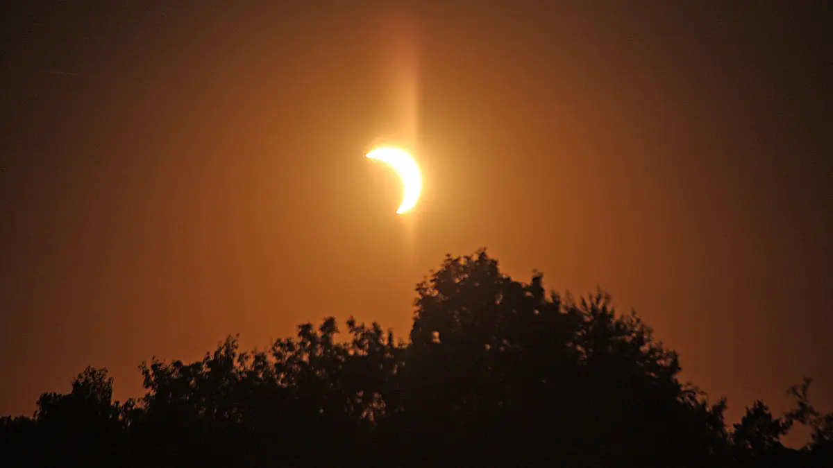 Fast vollständig verdeckte der Mond am Mittwochabend kurz nach 20.30 die Sonne. Die Aufnahme entstand beim Trillfinger Friedhof mit Blick in Richtung Eyachtal.