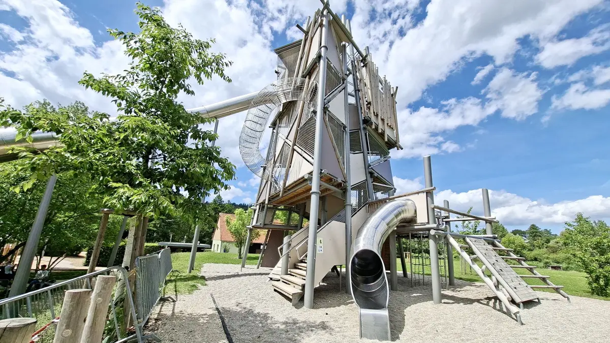 Spielplatzbienchen. Ausflugsziel Brenzpark in Heidenheim: Spiel, Wasser und Natur für die ganze Familie.
