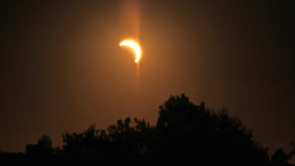 Die partielle Sonnenfinsternis beim Trillfinger Friedhof, mit Blickrichtung nach Westen.
