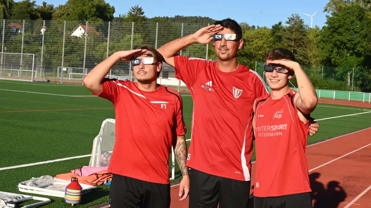 Partielle Sonnenfinsternis, 12. August 2026, TSV Gaildorf, Kunstrasenplatz Gaildorf: Angelo Tulino, Okan Tüysüz und Benjamin Korff vpm TSV Gaildorf nutzen eine kurze Trainingspause, um auf dem Kunstrasenplatz nach der Sonne zu sehen