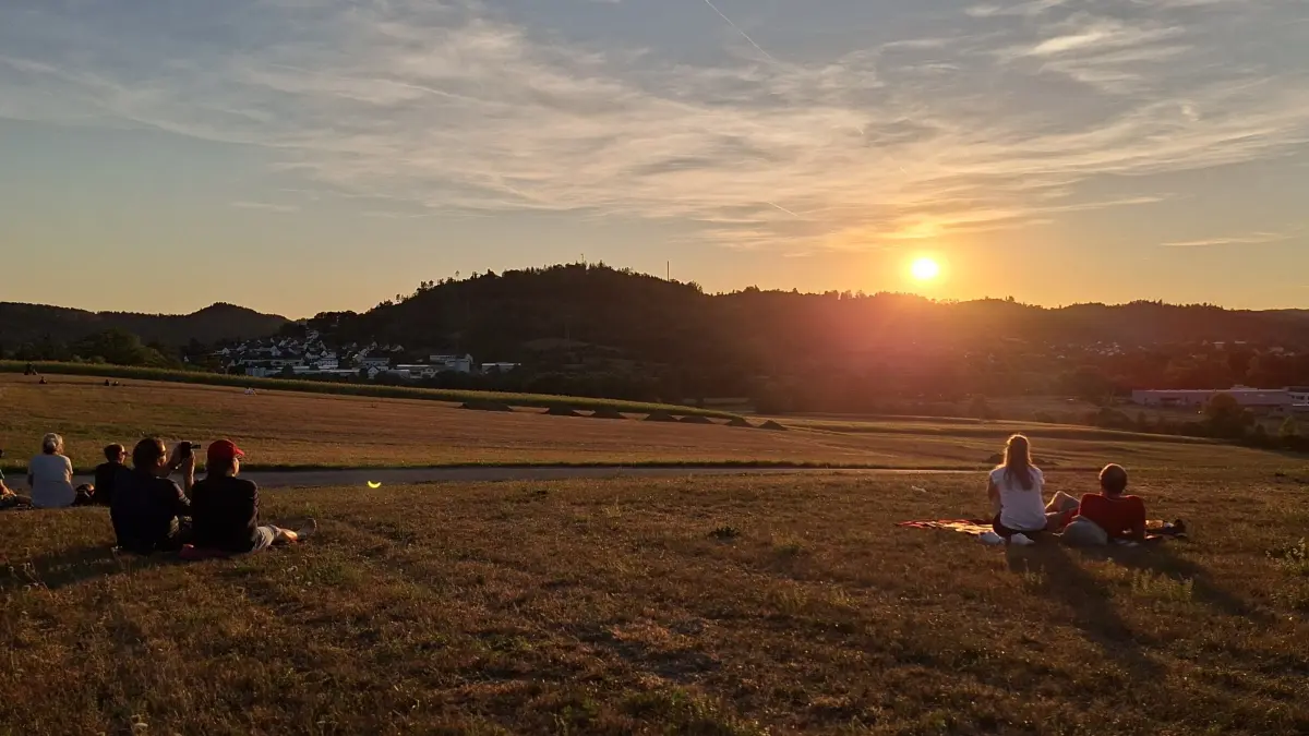 Sonnenfinsternis - Menschen am Kieselberg