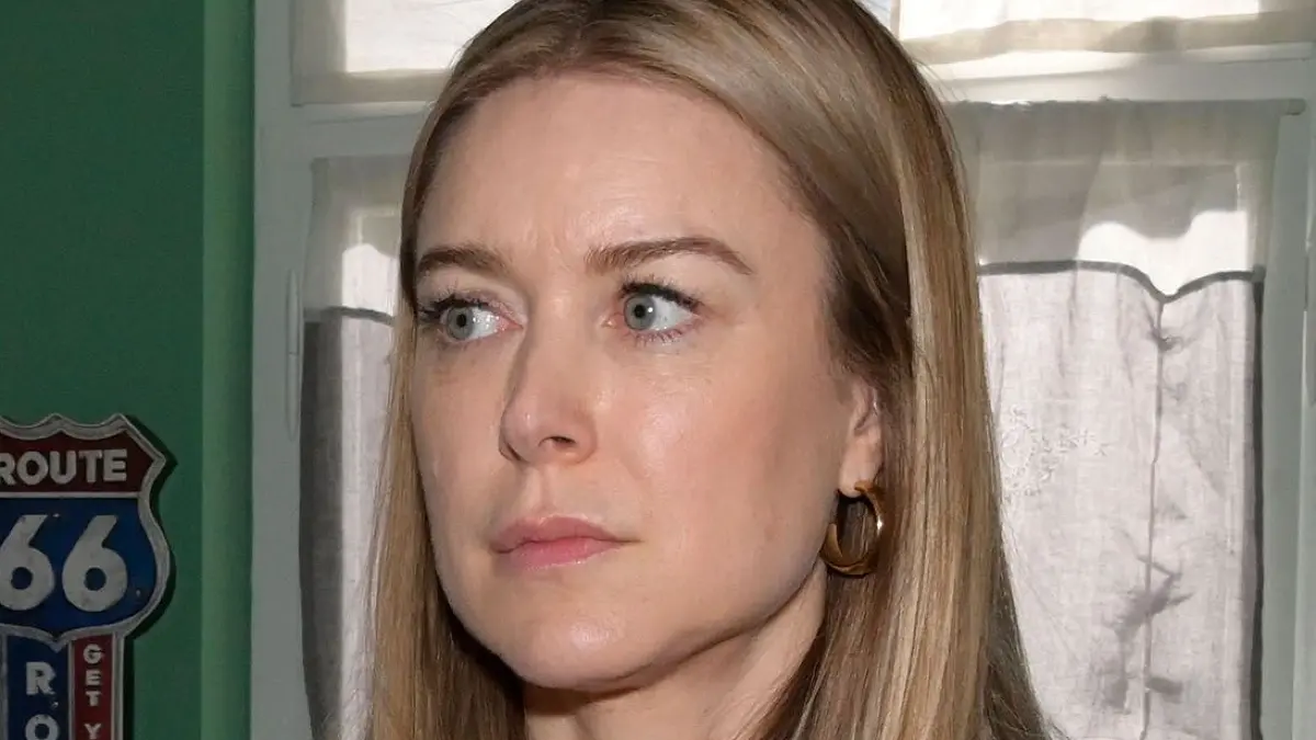 Jessica (Nina Ensmann) bekommt plötzlich Angst.