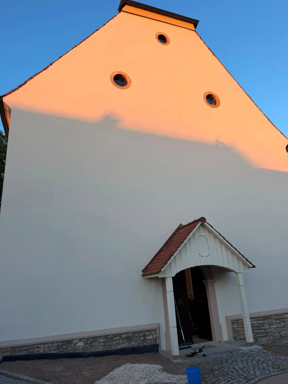 Die Trillfinger Wendellinskapelle - nichtt zweifarbig gestrichen, sondern von der Sonnenfinsternis in ein besonderes Licht getaucht.
