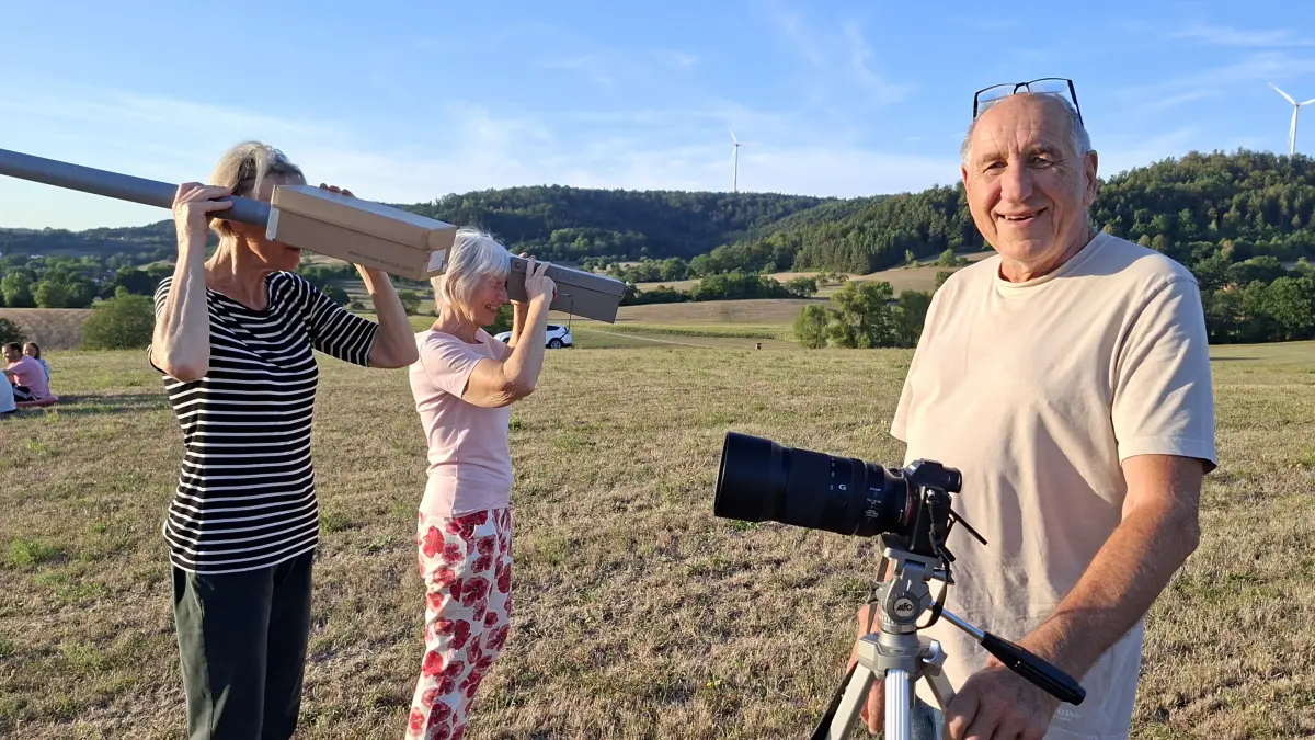Sonnenfinsternis - Menschen am Kieselberg