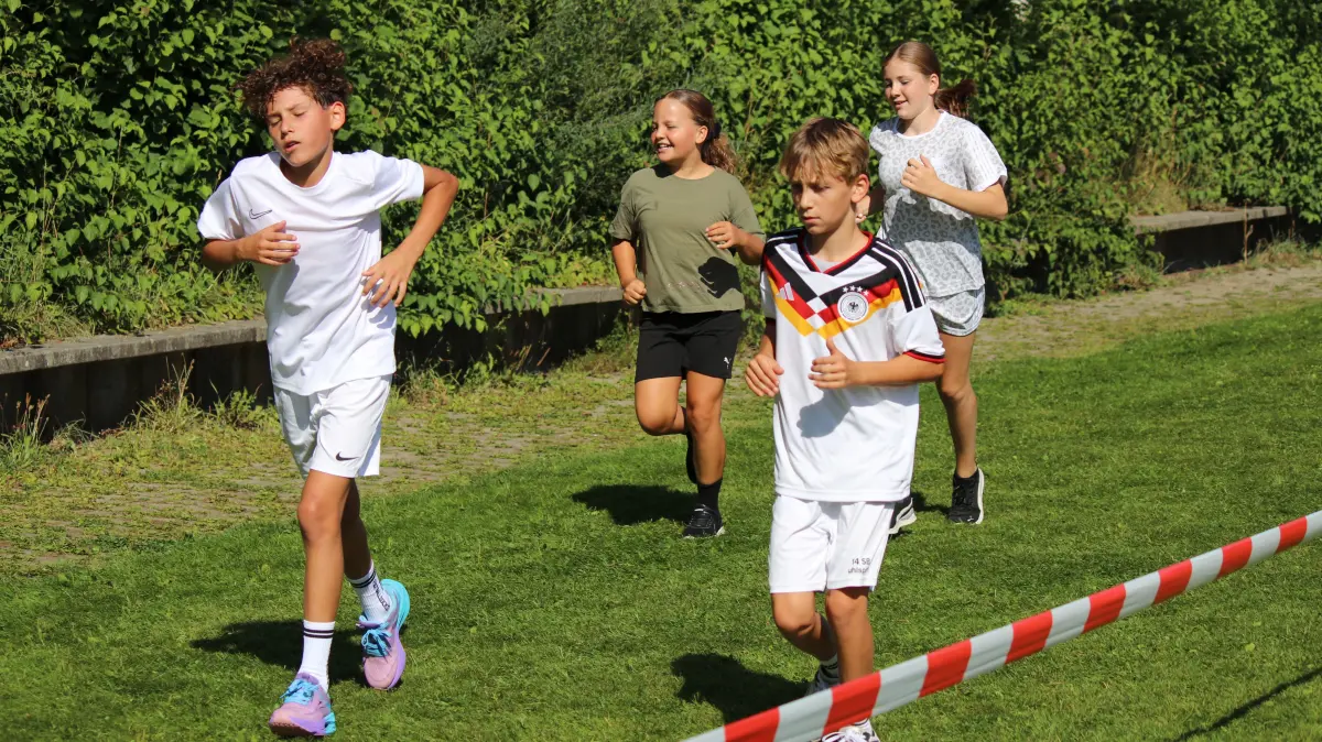 Timo Bauer (links) bricht beim Spendenlauf der Wiss alle Rekorde.