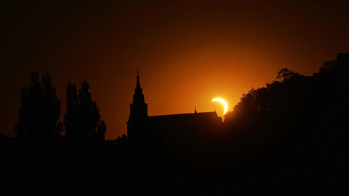 "War echt ein Erlebnis", schreibt Leser Harry Röhrle. Mit einigen Menschen stand er im ungewöhnlichen Licht der fast verdeckten Abendsonne in Tübingen. Auf dem Wehr an der Ecke Bismarckstraße gab es einen guten Blick auf die Tübinger Stiftskirche.