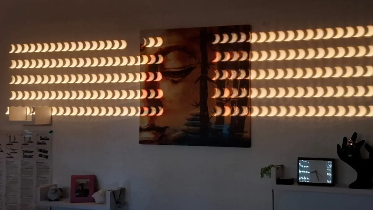 Carmen Freissler-Scholz und Uwe Scholz aus Stötten schreiben: "Hier ein tolles Foto, welches die Sonnenfinsternis durch die Fensterrollläden auf die Wand abbildet."