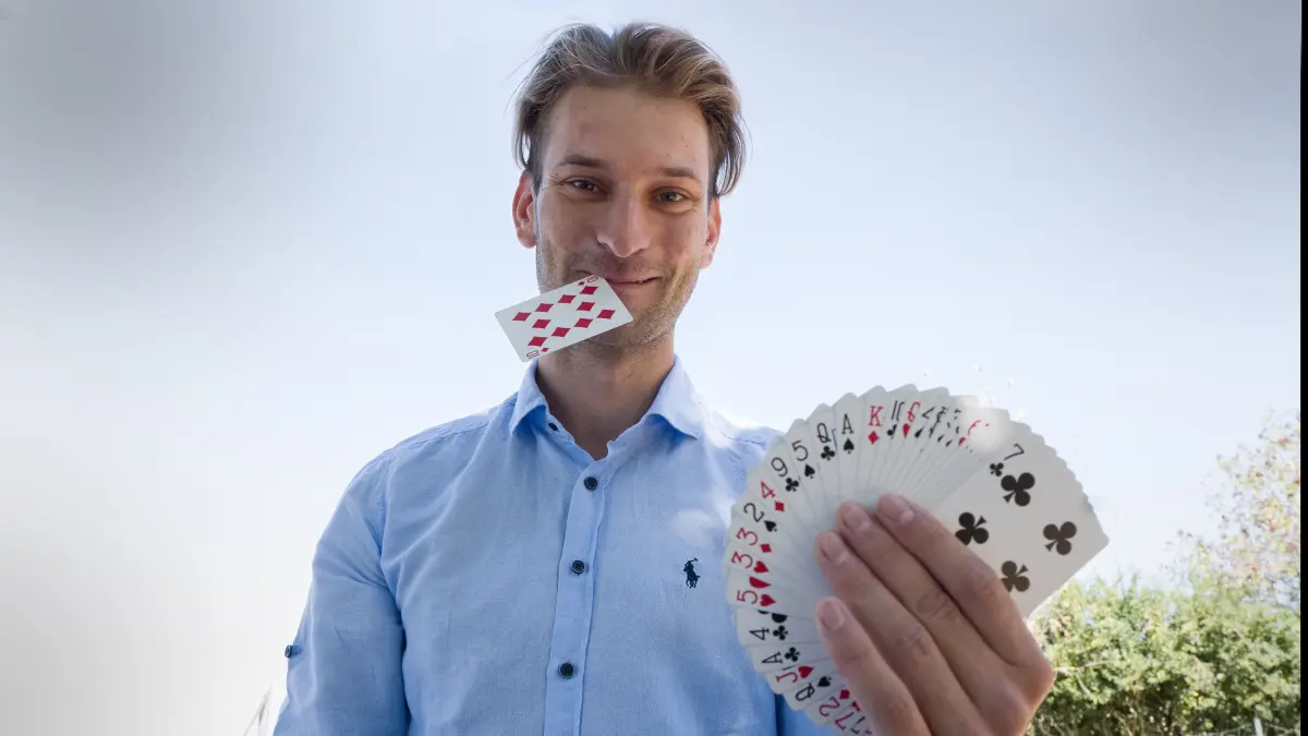 Nick Möck, alias Nick Magic, verzaubert mit seinen Karten. Hier ist die gesuchte Kreuz 10 plötzlich in seinen Mundwinkel gesprungen. Wie nur?