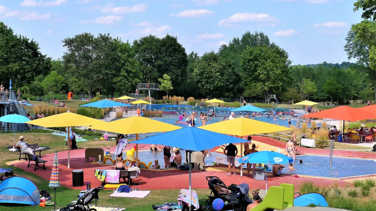 Das Haigerlocher Familienfreibad mit seinen ausgedehnten Liegewiesen, zwei großen getrennten Schwimmbecken, einem großem Kinderspielbereich, Wellenrutsche sowie gastfreundlichem Kiosk wird immer beliebter.