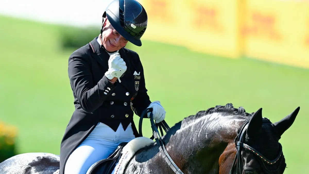 Reit-WM Aachen: 14.08.2026, Nordrhein-Westfalen, Aachen: Pferdesport: Weltmeisterschaft, Dressur, Grand Prix Special. reitet im Parcours. Die deutsche Dressurreiterin Isabell Werth auf dem Pferd Wendy de Fontaine gestikuliert. Foto: Uwe Anspach/dpa +++ dpa-Bildfunk +++