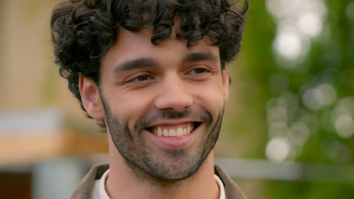 Dragan (Florian Thunemann) kann kaum glauben, dass Nick (Raphael Kalkowski) doch noch bei ihm bleiben will.