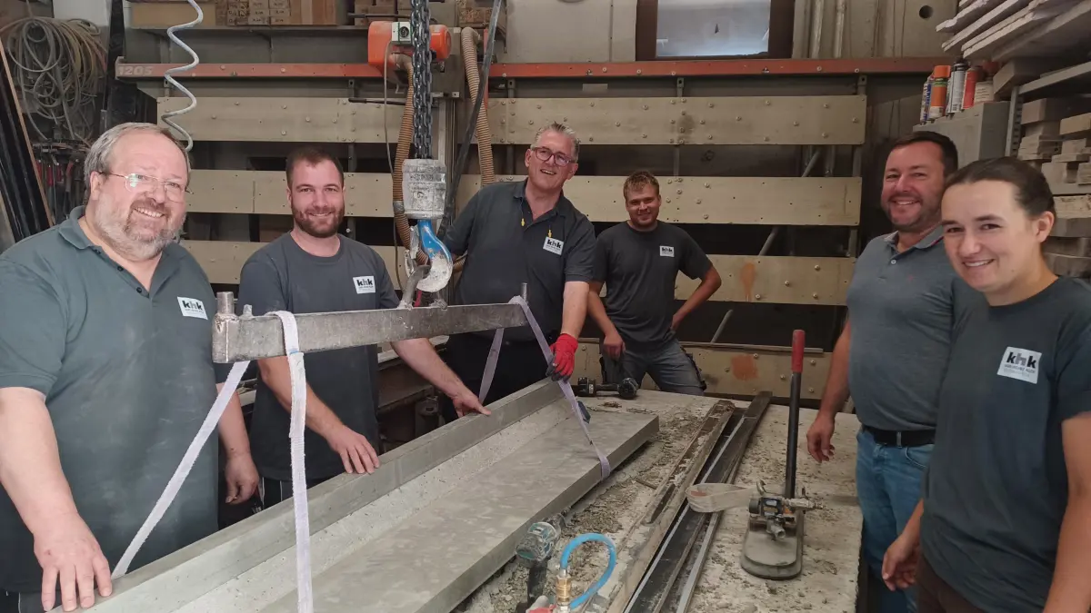 Sie bauen an den Treppenstufen für die Gartenschau in Bad Urach: Das Dettinger Unternehmen Beton Kleih mit Firmenchef Karl-Heinz Kleih (links), den Söhnen Felix und Max und Lara Ebinger, der Schwiegertochter in spe. Vom Ablauf im Betrieb machten sich jetzt der Bundestagsabgeordnete Michael Donth (Mitte) und Dettingens Bürgermeister Felix Schiffner (2.ö von rechts) ein Bild.