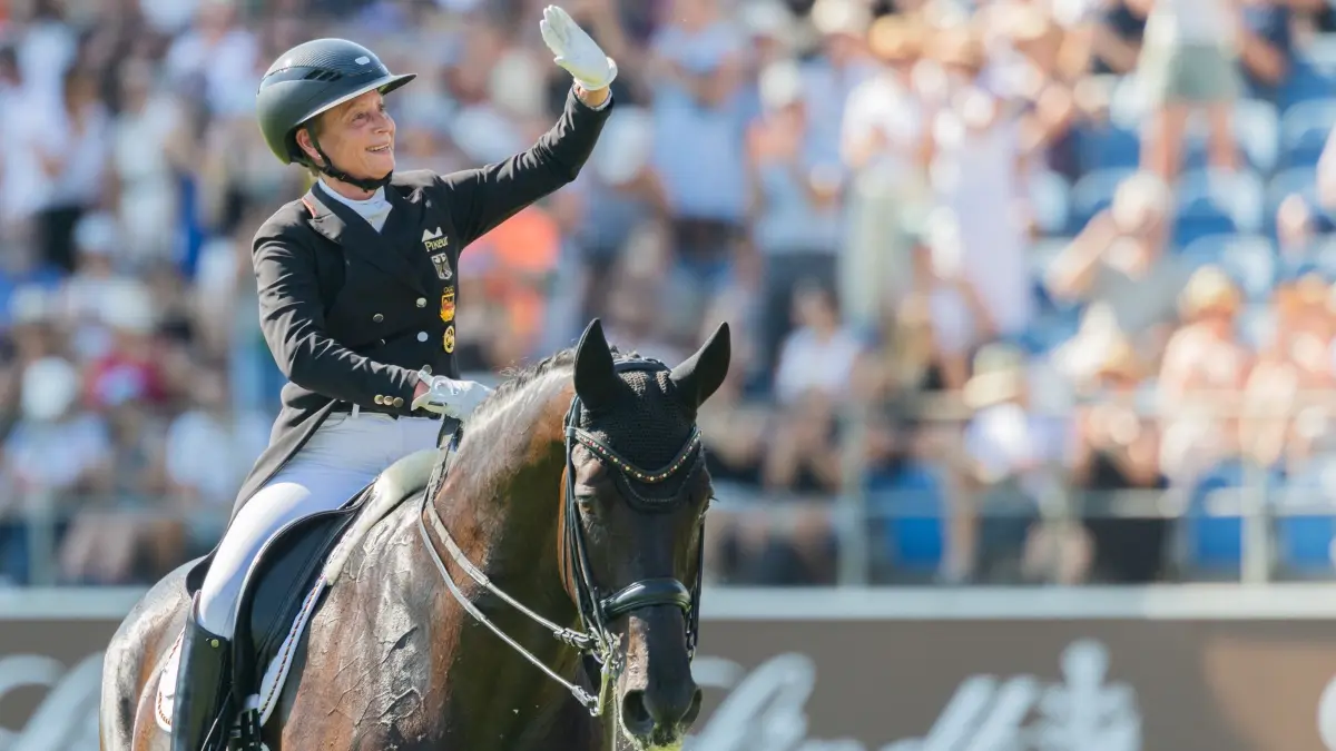Reit-WM Aachen: 14.08.2026, Nordrhein-Westfalen, Aachen: Pferdesport: Weltmeisterschaft, Dressur, Grand Prix Special, Einzel, Finale. Die deutsche Reiterin Isabell Werth auf ihrem Pferd Wendy de Fontaine winkt dem Publikum. Foto: Rolf Vennenbernd/dpa +++ dpa-Bildfunk +++